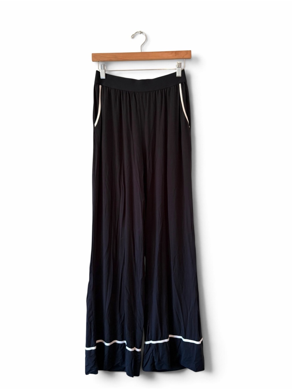 WeWoreWhat Black Pajama Set White Contrast Trim - Picture 4 of 11